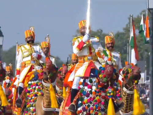 BSF का ऊंट दस्ता, जिसकी अगुआई डिप्टी कमांडेंट महेंद्र पाल सिंह राठौर ने की। उनके ऊंट का नाम चेतक है।