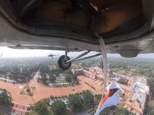 हेलिकॉप्टर के नीचे लगाए कैमरे में तिरंग को फहराने का पल रिकॉर्ड किया गया।