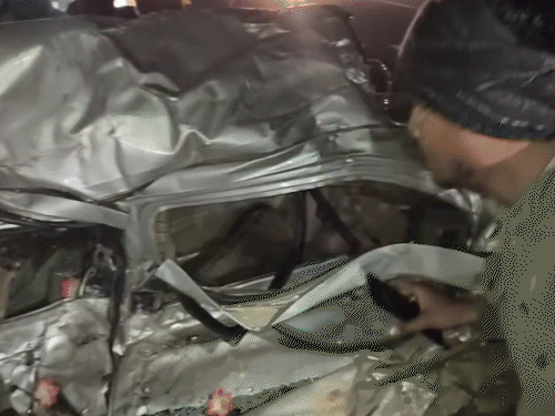 टक्कर इतनी जोरदार की थी कि कार चकनाचूर हो गई।