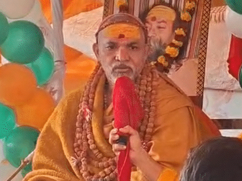 avimukteshwaranand magh mela 2026 shankaracharya controversy live Photo Video update prayagraj sangam ghat snan CM Yogi Adityanath Deputy CM Kesav prasad Maurya