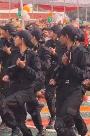 काशी में महिला कमांडो ने परेड किया और तिरंगे को सलामी ली