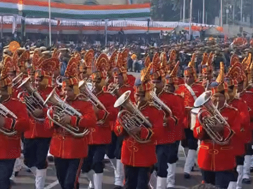 लखनऊ में होमगार्ड और प्रांतीय रक्षा दल की टुकड़ी आकर्षक वर्दी और इंसास राइफल के साथ कदमताल करती नजर आई।