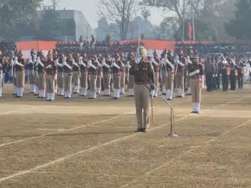 लुधियाना में परेड करते हुए पुलिस के जवान।