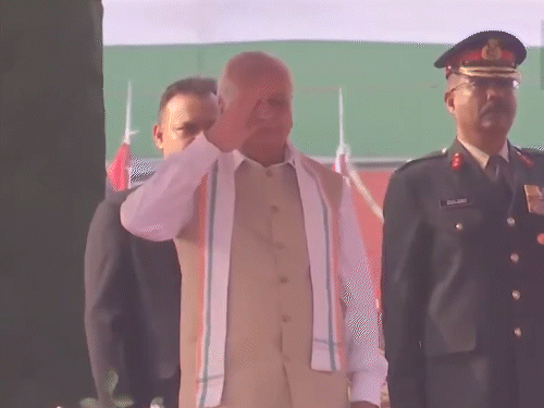 राज्यपाल आरिफ मोहम्मद खान ने ध्वज फहराने के बाद तिरंगे को सलामी दी।