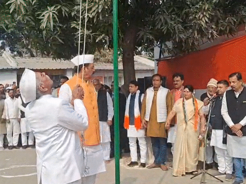 बीजेपी दफ्तर में जूते पहनकर झंडा फहराने पहुंचे प्रदेश अध्यक्ष संजय सरावगी।