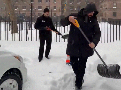 न्यूयॉर्क शहर के भारतीय मूल के मेयर जोहरान ममदानी बर्फ हटाते हुए निवासियों की फंसी हुई कार को निकालने में मदद करते हुए।