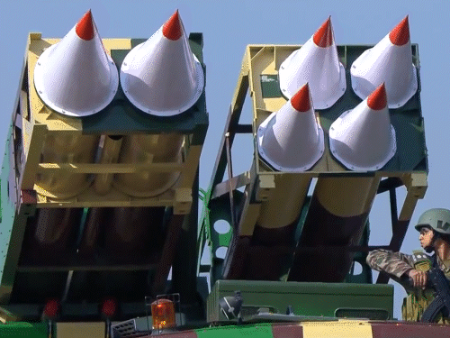 344 मिसाइल रेजिमेंट के कैप्टन अनिमेष रोहिला के नेतृत्व में वेपन सिस्टम कर्तव्य पथ पर शामिल हुआ।