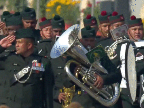 कुमाऊं रेजिमेंट, 39 गोरखा ट्रेनिंग सेंटर और 11 गोरखा राइफल्स के कंबाइंड मिलिट्री बैंड में 74 म्यूजिशियन ने मार्च किया।