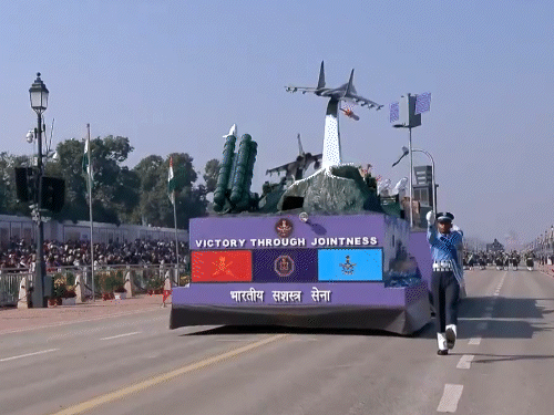 परेड में थल सेना, नौसेना और वायुसेना की संयुक्त झांकी। यह दर्शाती है कि देश की सीमाएं सुरक्षित हाथों में है।