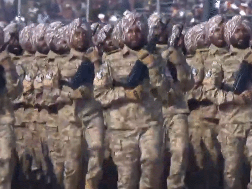 सिख लाइट इन्फैंट्री रेजिमेंट की 4 भैरव बटालियन ने मेजर अंजुम गोरखा के नेतृत्व में पैदल मार्च किया।