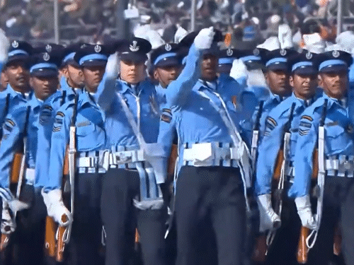 IAF के दो राफेल, दो सुखोई, दो मिग-29 और एक जगुआर फाइटर एयरक्राफ्ट ने सिंदूर फॉर्मेशन बनाया।