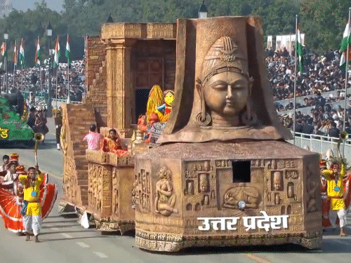 उत्तर प्रदेश की झांकी में बुंदेलखंड की सांस्कृतिक विरासत और आधुनिक यूपी की प्रगति दिखाई गई।