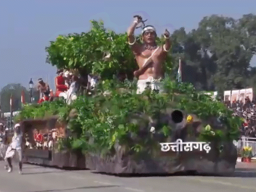 छत्तीसगढ़ की झांकी देश के पहले जनजातीय डिजिटल संग्रहालय की झलक दिखाते गई। ब्रिटिश शासन के अन्यायपूर्ण कानूनों के खिलाफ लड़ने वाले अमर आदिवासी नायकों को श्रद्धांजलि दी गई।