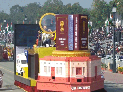 गृह मंत्रालय की झांकी में भारत के नए न्याय कानून-भारतीय न्याय संहिता, भारतीय नागरिक सुरक्षा संहिता और भारतीय साक्ष्य अधिनियम-दिखाए गए।