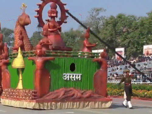 असम की झांकी ‘आत्मनिर्भर भारत’ थीम पर रही। झांकी में धुबरी जिले के आशारिकांडी गांव के प्रसिद्ध मिट्टी के कलाकारों को सम्मान दिया गया। यह भारत का सबसे बड़ा टेराकोटा शिल्प केंद्र है।