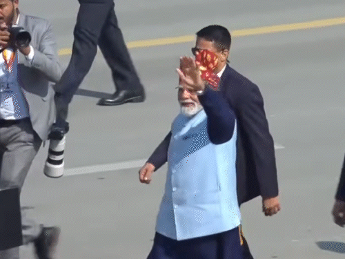 गणतंत्र दिवस कार्यक्रम के खत्म होने के बाद पीएम मोदी ने लोगों का अभिवादन किया।