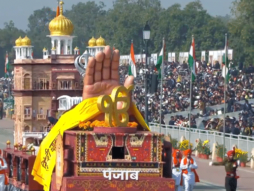 पंजाब की झांकी में नौवें सिख गुरु, गुरु तेग बहादुर साहिब जी की शहादत के 350वें साल को पूरी श्रद्धा से याद किया गया।