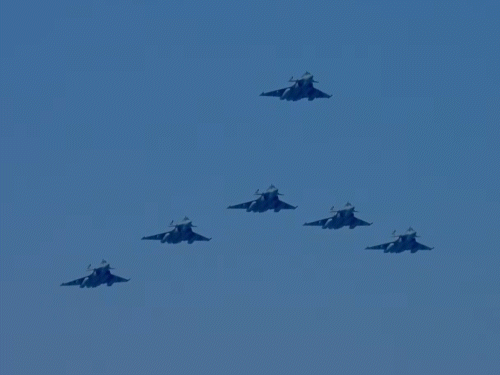 वज्रांग फॉर्मेशन में 6 राफेल एयरक्राफ्ट ने हिस्सा लिया। इन्होंने अंबाला एयरबेस से उड़ान भरी थी।