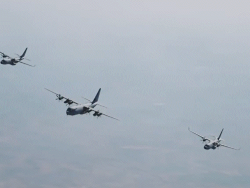 अर्जन फॉर्मेशन में एक C-130 विमान लीड में और दो C-295 विमान 'विक्ट्री' फॉर्मेशन में एक साथ उड़ रहे थे।