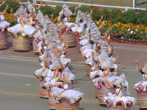संस्कृति मंत्रालय के कलाकारों ने वंदे मातरम् नृत्य कार्यक्रम प्रस्तुत किया, जो इसके 150 साल पूरे होने पर देश की एकता और देशभक्ति को दिखाता है।