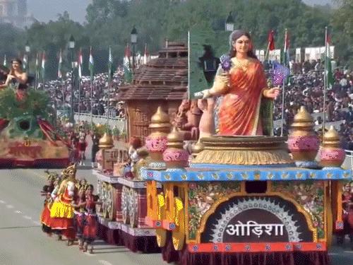 ओडिशा की झांकी खेती से लेकर नई तकनीक तक राज्य की प्रगति और महिलाओं की भागीदारी को दिखाते हुए आत्मनिर्भर भारत में उसके योगदान को दर्शाती है।