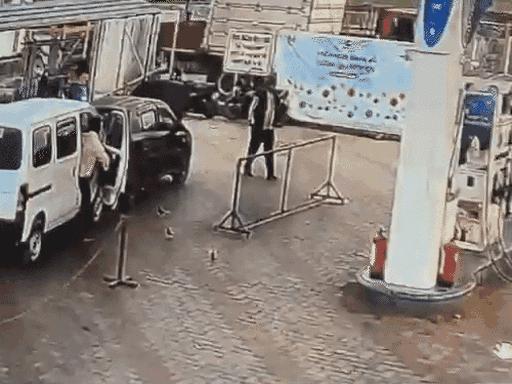 हार्ट अटैक आने से कार ड्राइवर जमीन पर गिर पड़ा। पेट्रोल पंप कर्मचारी ने सीपीआर दिया।