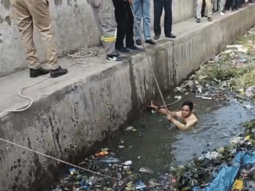 मेरठ में नाले में गिरा 8 साल का बच्चा, 18 घंटे बाद भी सर्च ऑपरेशन जारी