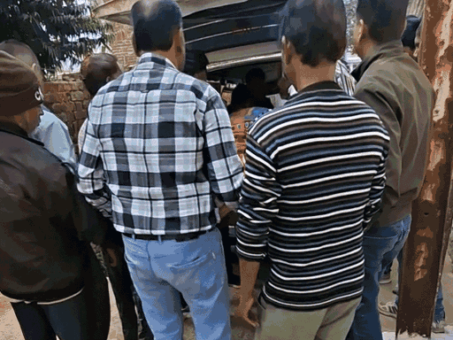 परिजनों ने टीचर पर छात्रा से मारपीट करने के आरोप लगाए।