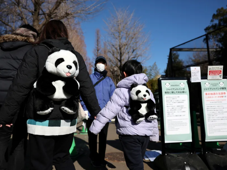 पांडा को आखिरी बार देखने के लिए उएनो चिड़ियाघर पहुंचे लोग पांडा बैग लेकर साथ आए।