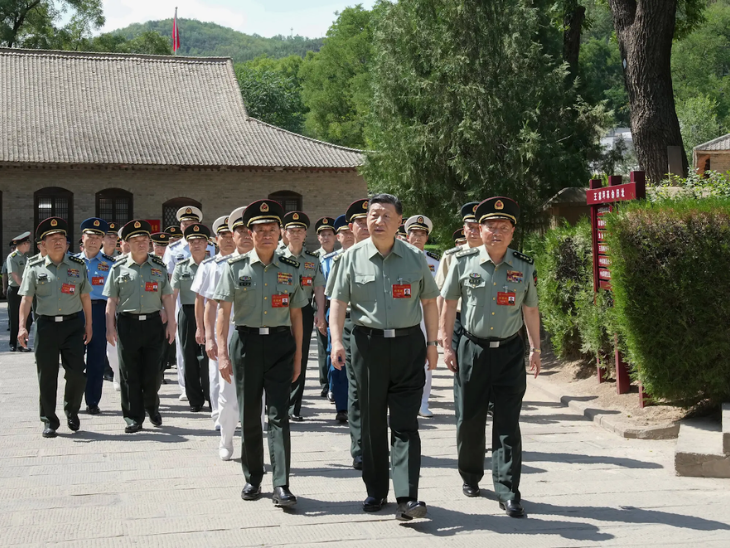 चीनी राष्ट्रपति शी जिनपिंग (बीच में) और जनरल झांग (दाएं), एक अन्य अधिकारी के साथ 2024 में एक ओल्ड रेवोल्यूशनरी बेस का दौरा करने पहुंचे थे।