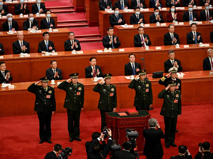 जनरल झांग (आगे) और जनरल लियू जेनली (बाएं से दूसरे) 2023 में बीजिंग में राष्ट्रीय जन कांग्रेस में उपस्थित थे। रक्षा मंत्रालय ने शनिवार को कहा कि दोनों की जांच चल रही है।