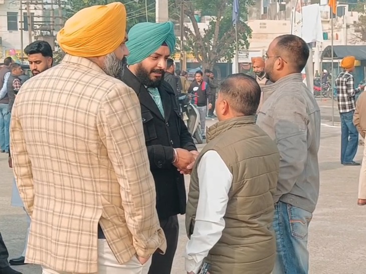 कुर्सी न मिलने पर AAP नेता कार्यक्रम स्थल से चले गए।