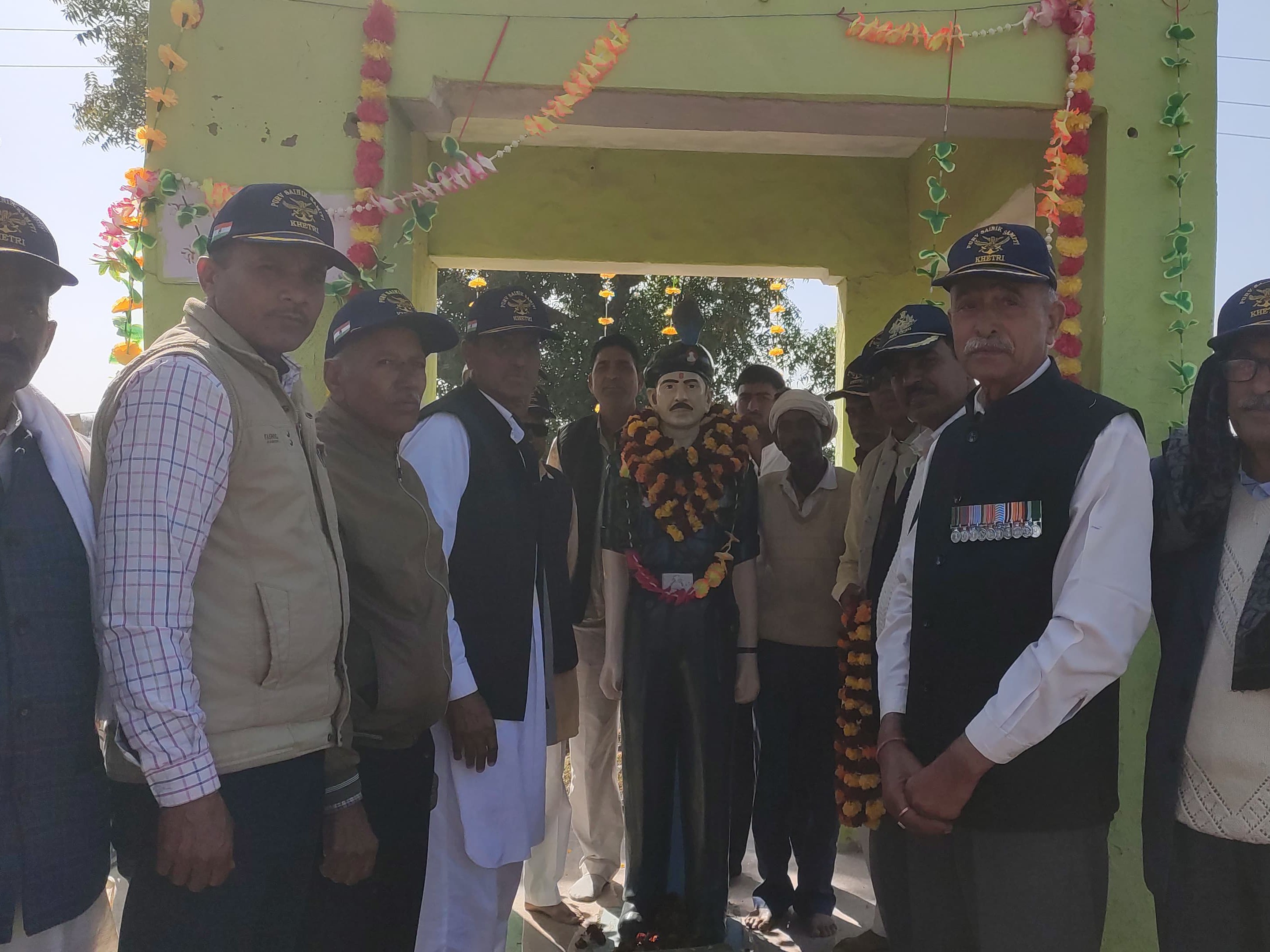 खेतड़ी में पूर्व सैनिक समिति ने शहीदों को श्रद्धांजलि अर्पित की।