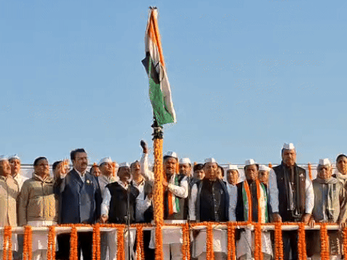जयपुर में बड़ी चौपड़ पर दक्षिण दिशा में कांग्रेस की ओर से नेता प्रतिपक्ष टीकाराम जूली ने झंडारोहण किया।