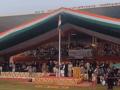 अमृतसर में मंत्री हरदीप मुंडियां ने झंडा फहराया।