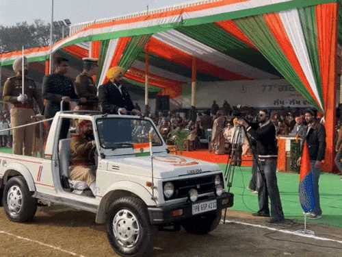 लुधियाना में मंत्री हरभजन ईटीओ ने झंडा फहराने के बाद परेड का निरीक्षण किया।