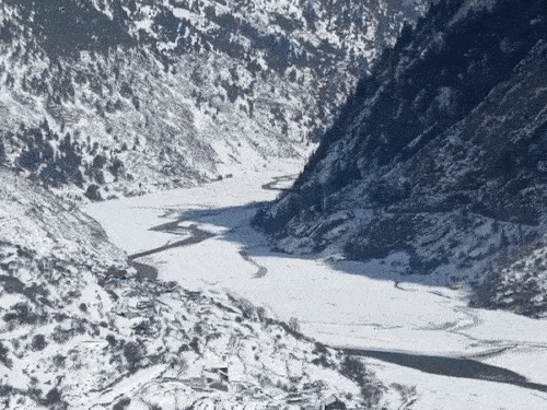 उत्तरकाशी के हर्षिल में बर्फबारी के बाद पहाड़ और नदियां सफेद हो गईं।