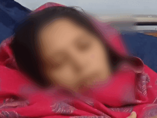 पति फुकरान की प्रताड़ना के बारे में जानकारी देती रेखा।