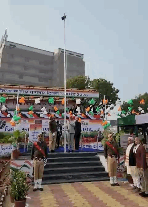 77 वें गण तंत्र दिवस पर ध्वजारोहण करते डिप्टी सीएम