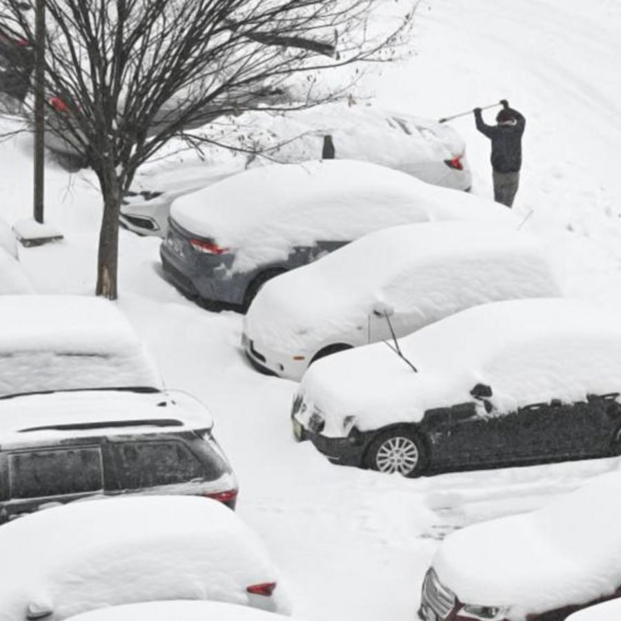 गाड़ियों पर 10 से 12 इंच तक बर्फ जम गई है। गवर्नर कैथी होचुल ने सुरक्षा चिंताओं के चलते व्यवसायों से अपने कर्मचारियों को घर से काम करने की अनुमति देने का आग्रह किया है।