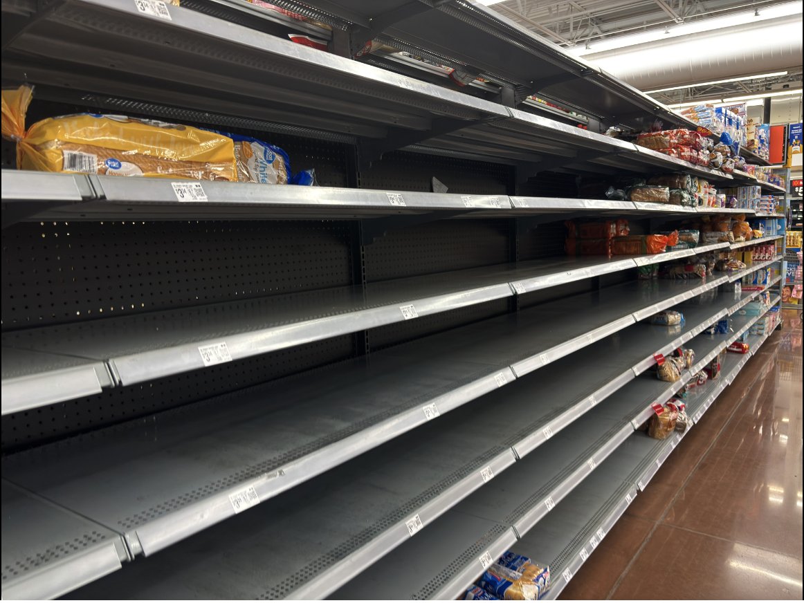 तूफान के डर से लोग ग्रॉसरी स्टोर पर जमा हो रहे हैं। कई दुकानों में पानी, ब्रेड, अंडे, मक्खन और मीट की कमी हो गई है।