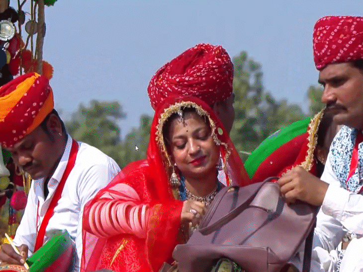 झांकी के साथ राजस्थान के लोक कलाकार भी नजर आए।