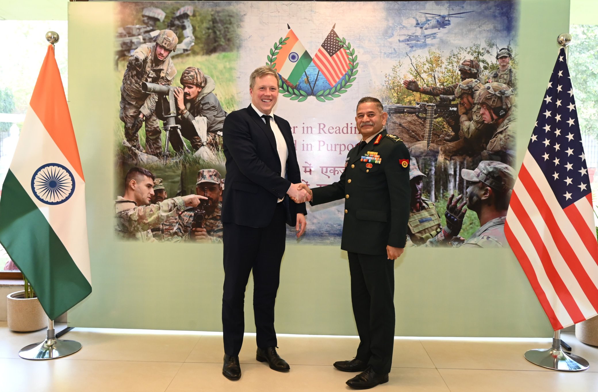 अमेरिकी सैन्य प्रमुख डैनियल पी डिस्क्रॉल (बांए) ने नई दिल्ली में भारतीय चीफ ऑफ आर्मी स्टाफ जनरल उपेंद्र द्विवेदी से मुलाकात की।