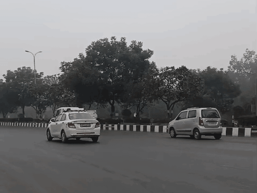 लखनऊ में आज मौसम साफ है। हल्की ठंडी हवा चल रही है।