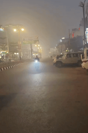 गोरखपुर में सुबह 5.30 बजे हल्का कोहरा रहा। हालांकि, थोड़ी देर में हल्की धूप निकल आई।