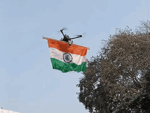 CSJMU कैंपस के प्रशासनिक भवन में ड्रोन से भी तिरंगा फहराया गया।