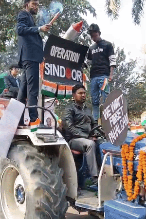 CSJMU कैंपस से ‘ऑपरेशन सिंदूर’ की थीम पर झांकी निकाली गई।