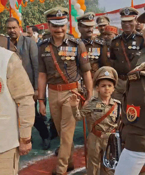 डीआईजी शिवहरि मीणा के बेटे ने पहनी खाकी वर्दी। टोली प्रभारियों से मिलाया हाथ। बोले- अच्छा लगा।
