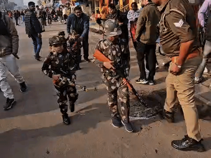 बच्चों ने फौजी ड्रेस में बेहतरीन झांकी निकाली। हाथ में खिलौना बंदूक ले रखी थी।