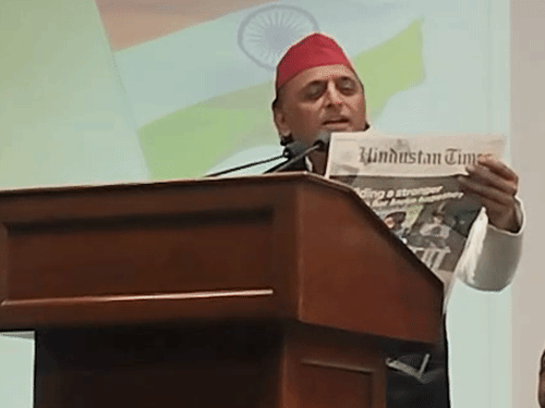 बोले-कुछ लोग नींद से उठ जाते हैं; होश में नहीं आते, दिनभर मदहोश रहते हैं।